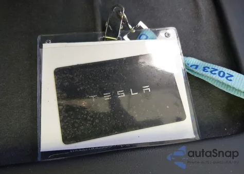 2023 Tesla Model Y Awd/Long Range Dual Motor All-Wheel Drive z USA, uszkodzony, nr VIN 7SAYGAEE9PF662232